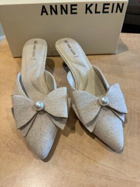 NWT ANNE KLEIN Akinessa Natural Kitten Heel Mules w/Pearl Bow Trim Sz 9.5